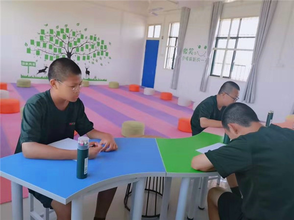 河南全封闭式管理学校学生在绘画