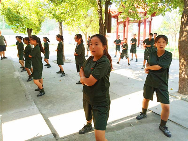 学校的学生在练军体拳