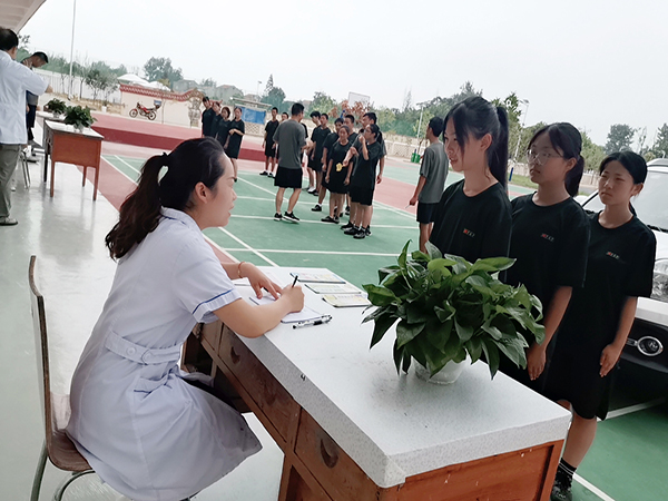 河南问题青少年管教学校的学生体检