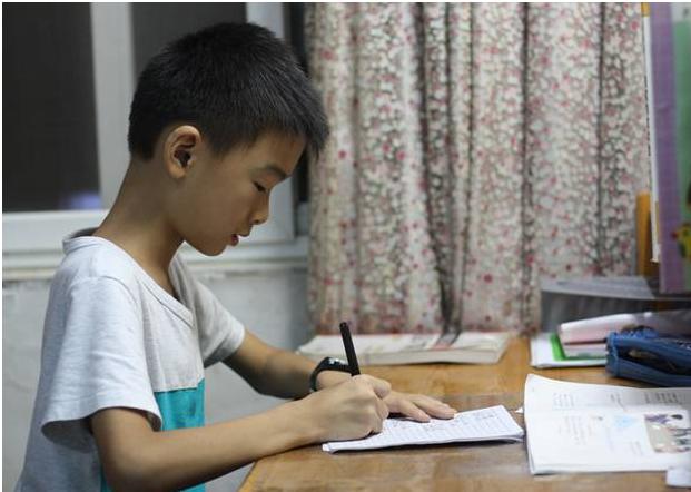 孩子不专心写作业怎么办(小孩不专心写作业怎么办)(图1)