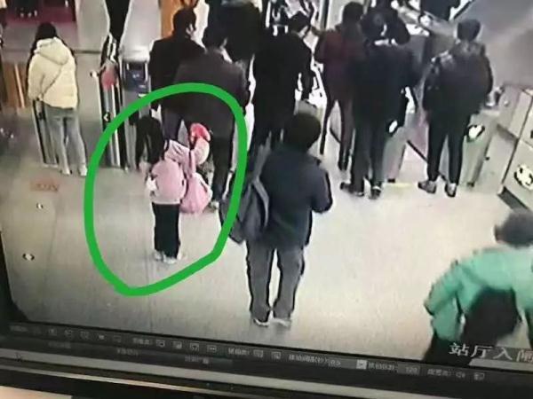 孩子写纸条离家出走(一年级孩子给女孩写纸条)(图1)