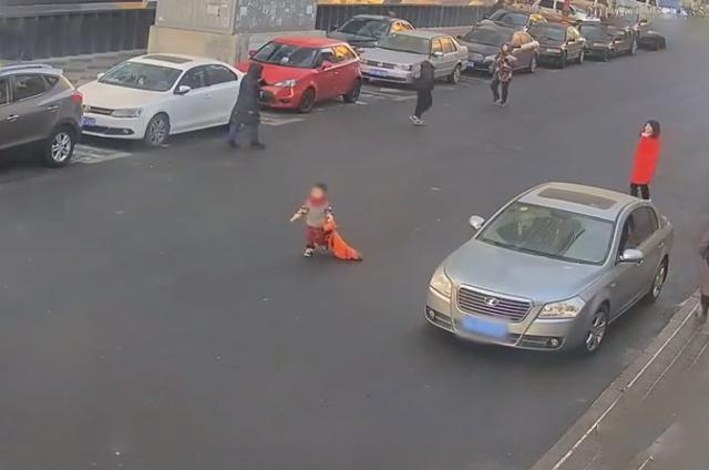 孩子哭着离家出走(孩子离家出走报警有用吗)(图1)