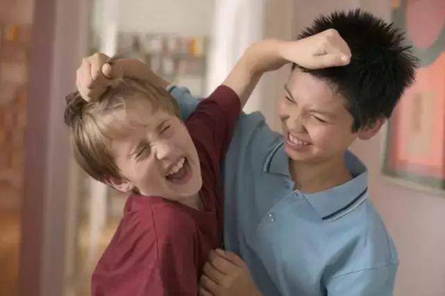 孩子在学校惹事怎么办(8岁孩子在学校总惹事)(图1)