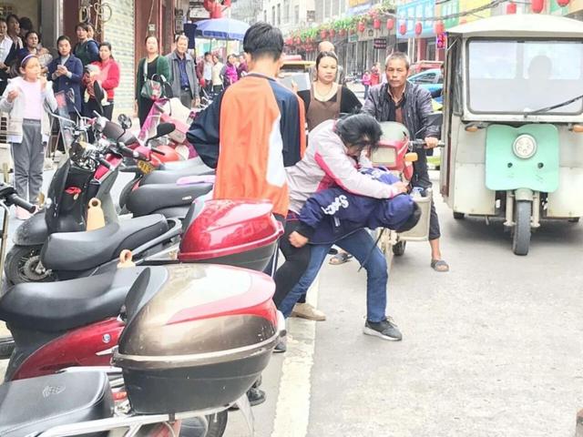孩子暴打父母怎么办(父母暴打孩子算不算犯法)(图6)