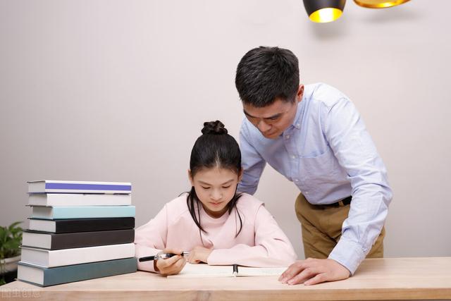 小孩迷恋手机怎么办(小孩离不开手机该怎么办)(图2)