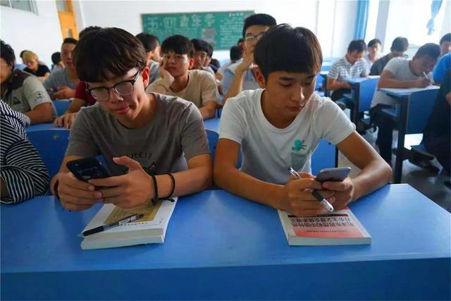 青春期叛逆沉迷手机(青春期沉迷手机怎么办)(图2)