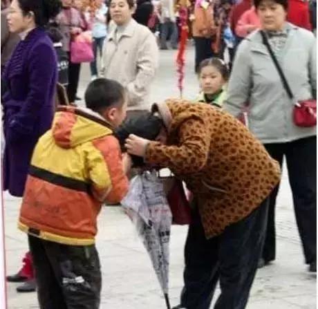 孩子暴打父母怎么办(父母暴打孩子算不算犯法)(图1)