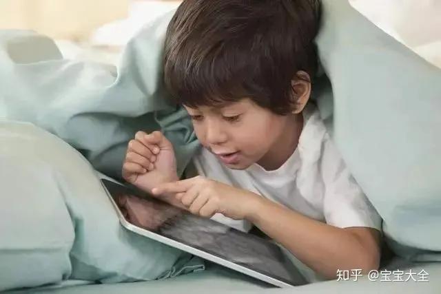 小孩老爱玩手机怎么办(小孩很爱玩手机怎么办)(图1)